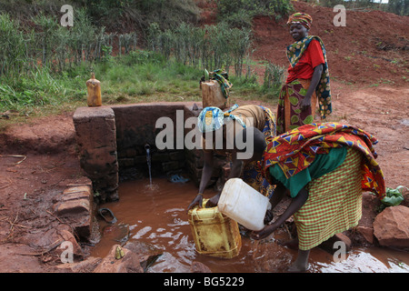 Durante la guerra in Burundi circa mezzo milione di persone sono fuggite in Tanzania.Ora ritornano es a ricostruire le loro case Foto Stock