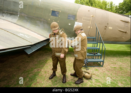 Esercito sudafricano re-enactors don paracadutista ingranaggio. South African Museo di Storia Militare. Johannesburb, Sud Africa. Foto Stock