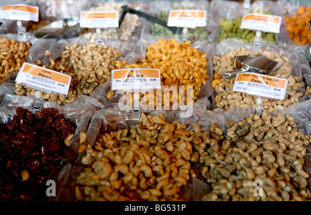 Dadi in vendita nel mercato di Borough, Londra Foto Stock