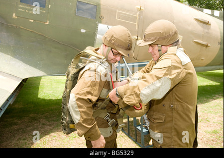 Esercito sudafricano re-enactors don paracadutista ingranaggio. South African Museo di Storia Militare. Johannesburb, Sud Africa. Foto Stock