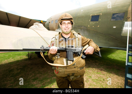 Esercito sudafricano re-enactors don paracadutista ingranaggio. South African Museo di Storia Militare. Johannesburb, Sud Africa. Foto Stock