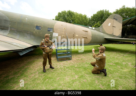 Esercito sudafricano re-enactors don paracadutista ingranaggio. South African Museo di Storia Militare. Johannesburb, Sud Africa. Foto Stock