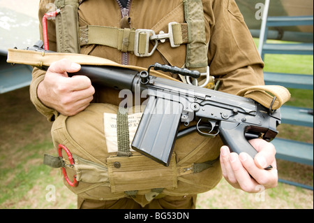 Esercito sudafricano re-enactors don paracadutista ingranaggio. South African Museo di Storia Militare. Johannesburb, Sud Africa. Foto Stock