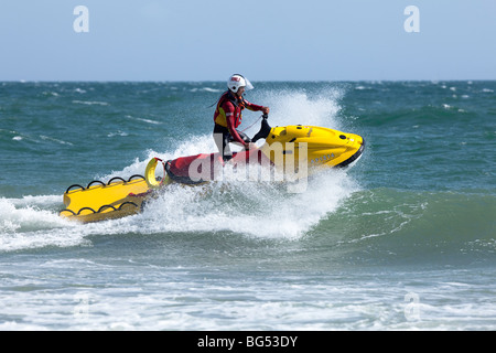 Bagnino di salvataggio su jetski decollato Bournemouth Beach Foto Stock