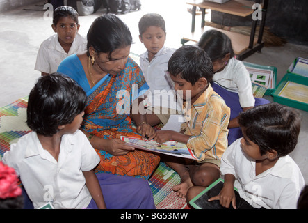 Insegnanti e alunni di una classe in una scuola in Tamil Nadu, India Foto Stock