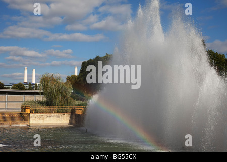 Fontane in Battersea Park. Parte di un piccolo complesso di lago dove le persone vengono per raffreddarsi nello spruzzo dal calore estivo. Foto Stock