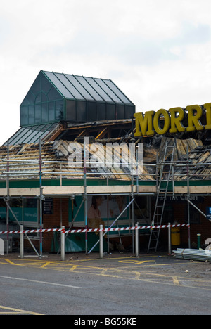 Parte anteriore del bruciato Morrisons supermercato a Penrith dopo un grave incendio Foto Stock