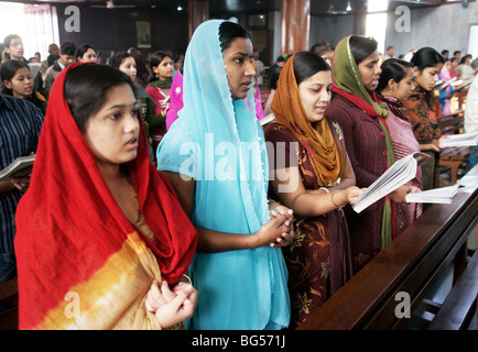 La Messa domenicale il servizio nella Cattedrale cattolica romana di San Giuseppe nella città di Lucknow, Uttar Pradesh, India Foto Stock