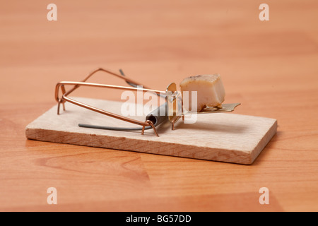 Il mousetrap su sfondo di legno Foto Stock