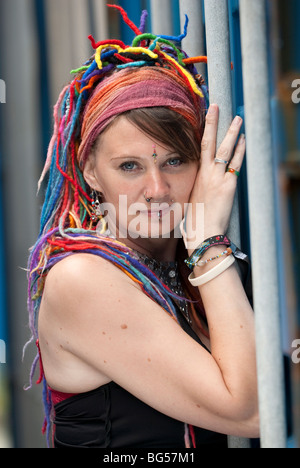 Giovane donna Hippy con multi capelli colorati e abbigliamento alternativo modello completamente rilasciato Foto Stock