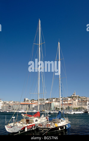 Coppia di Yachts nel vecchio porto o Porto, Marsiglia o Marsiglia Provenza, Francia Foto Stock