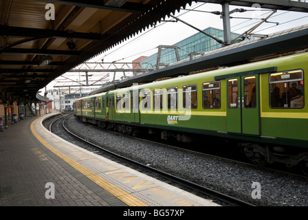 Treno Dart a piattaforma in Dublino Irlanda Foto Stock