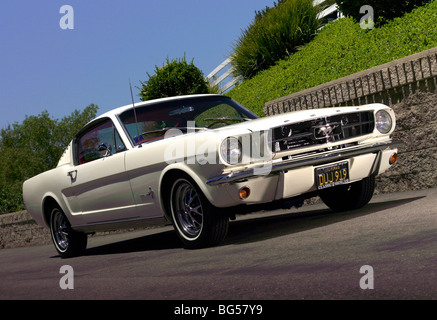 1965 Ford Mustang Coupe, anteriore basso 3/4 shot, in bianco Foto Stock