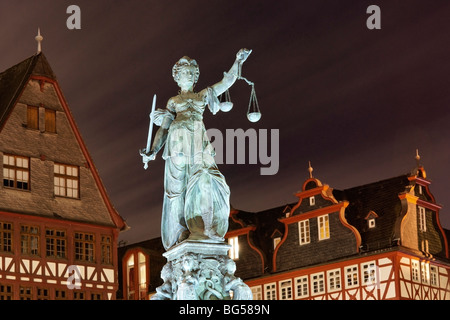 Signora giustizia di notte a Francoforte. Germania. Foto Stock