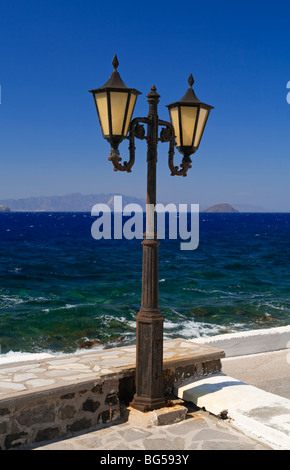 Tradizionale via la luce sulla spiaggia di Mandrachi sull'isola greca di Nissiros Nissiros o con il Mare Egeo visibile dietro Foto Stock