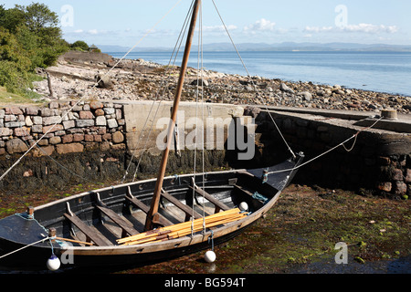 Barca a Corrie, Isle of Arran, Scozia, Giugno 2009 Foto Stock