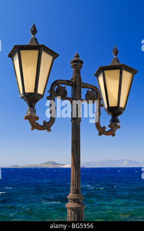 Tradizionale via la luce sulla spiaggia di Mandrachi sull'isola greca di Nissiros Nissiros o con il Mare Egeo visibile dietro Foto Stock
