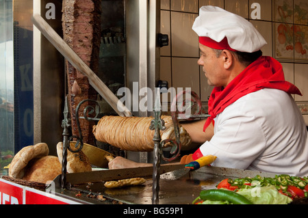 Disco per affettare döner significa da un spiedo rotante Foto Stock