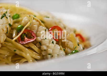 Una pasta di pesce con peperoncino fresco e verdure Foto Stock