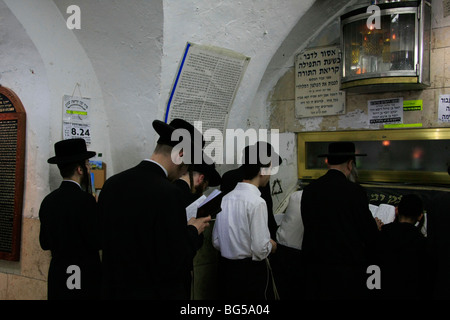 Israele, Galilea superiore, una preghiera presso la tomba del Rabbino Shimon bar Yochai a Meron Foto Stock