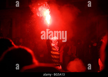 Lewes falò celebrazioni. Una fiaccolata attraverso le strade di Lewes in East Sussex, Regno Unito. Foto Stock