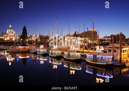 Le luci di Natale nel porto interno e edifici legislativa-Victoria, British Columbia, Canada. Foto Stock