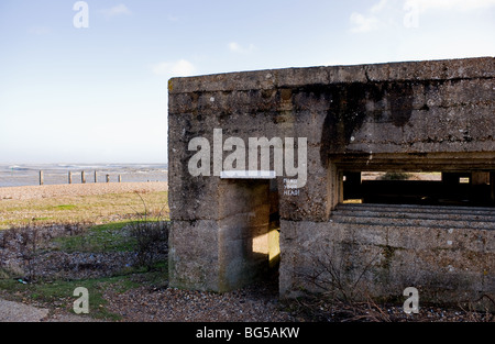 L'ingresso ad una pillola di calcestruzzo casella sulla costa vicino a Porto di segale in East Sussex. Foto di Gordon Scammell Foto Stock