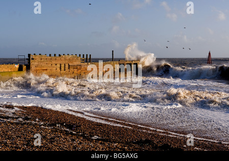 Mare mosso all'ingresso al porto di segale in East Sussex. Foto di Gordon Scammell Foto Stock