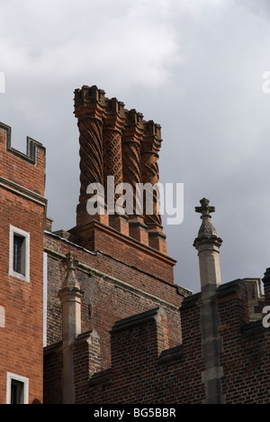 Camini Tudor a Hampton Court Palace MIDDLESEX REGNO UNITO Foto Stock