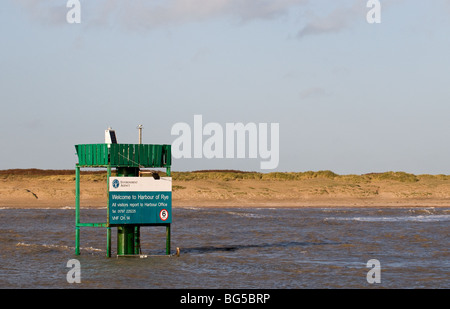 Una struttura metallica all'ingresso al porto di segale in East Sussex. Foto di Gordon Scammell Foto Stock