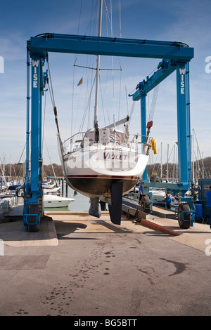 Yacht su gru essendo spostata dal disco all'acqua Foto Stock