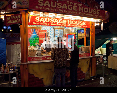 Il fast food in stallo che serve cibo caldo Foto Stock