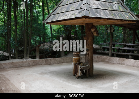 Terreno sacro nel villaggio indiano di Oconaluftee a Cherokee, Carolina del Nord, nelle Great Smoky MountainsUSA Stati Uniti Nord America, vita quotidiana degli Stati Uniti, alta risoluzione Foto Stock