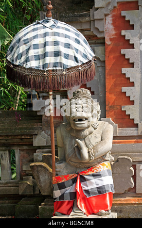 Una pietra scolpita statua a protezione di una porta, Bali, Indonesia Foto Stock