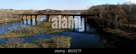 Panorama vecchia ferrovia ponte sul fiume Bianco Cotter Arkansas costruito 1904 Foto Stock