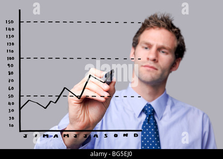 Imprenditore il disegno di un grafico su uno schermo di vetro Foto Stock