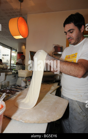 Israele, Tel Aviv, pizzeria la preparazione di base di pizza Foto Stock