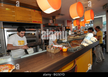 Israele, Tel Aviv, pizzeria Foto Stock