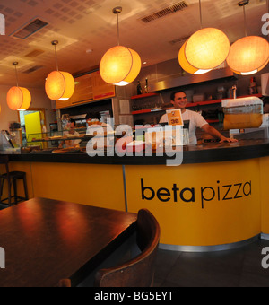 Israele, Tel Aviv, pizzeria Foto Stock