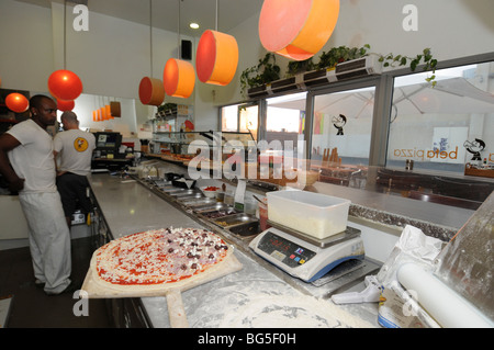 Israele, Tel Aviv, pizzeria la preparazione della pizza pronta base prima della cottura Foto Stock