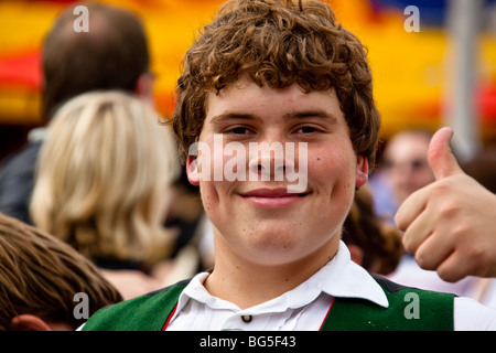Giovane uomo felice sollevando il pollice al Oktoberfest Monaco Germania Foto Stock
