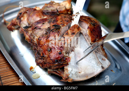 Il carving Spalla arrosto di agnello, Londra Foto Stock