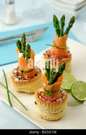 Salmone e asparagi vol au vent. Ricetta disponibile. Foto Stock