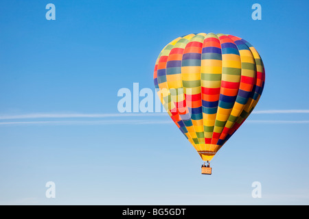 Irriconoscibile persone che viaggiano in un palloncino multicolore Foto Stock