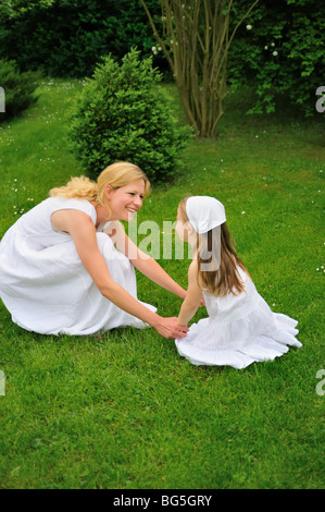 Giovane madre e figlia giocando in Prato Foto Stock