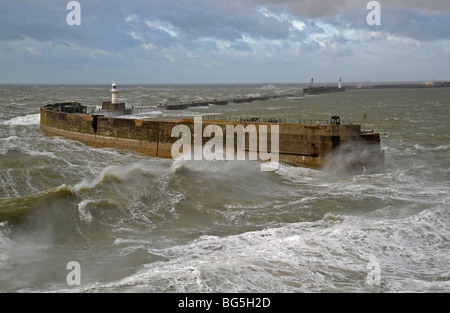 Canale lasciando traghetto Dover porta sul giorno di tempesta Foto Stock