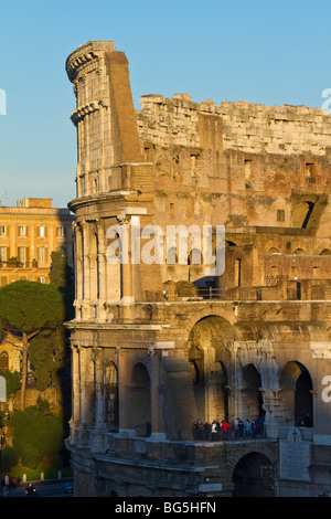 Un gruppo di turisti osservare il tramonto da un porticato del Colosseo (Amphitheatrum Flavium, ca. AD 80). Foto Stock