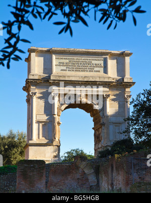 L'Arco di Tito nel Foro Romano, vista da ovest. Foto Stock