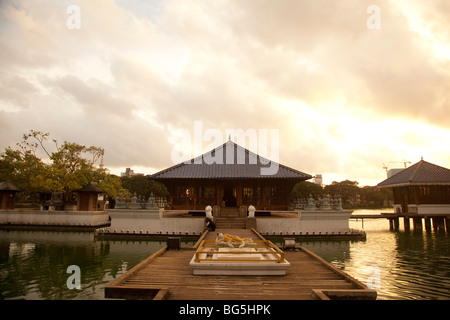 Il moderno Seema Malaka tempio, Colombo, Sri Lanka, tempio. Esso galleggia sulla Colombo di Beira Lago. Foto Stock