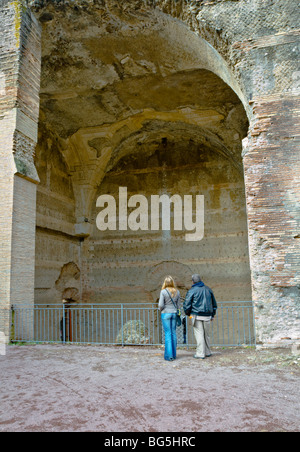 Un uomo e una donna ammirare stucchi rivestimenti parietali delle Grandi Terme di Villa Adriana a Tivoli. Foto Stock